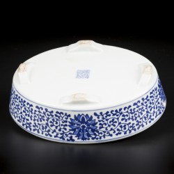 Een porseleinen jardinière met floraal decor, gemerkt aan onderzijde " Jingdezhen ". China, 20e eeuw.