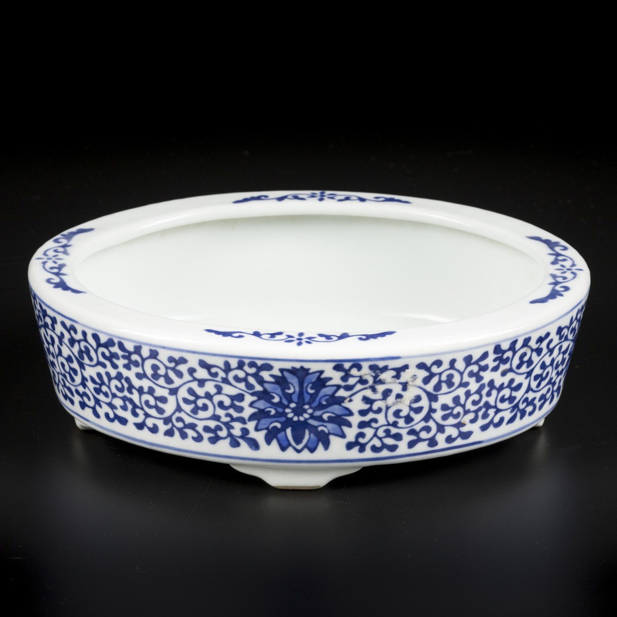 Een porseleinen jardinière met floraal decor, gemerkt aan onderzijde " Jingdezhen ". China, 20e eeuw.