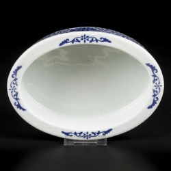 Een porseleinen jardinière met floraal decor, gemerkt aan onderzijde " Jingdezhen ". China, 20e eeuw.