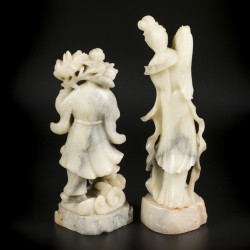 Een lot van (2) spekstenen figuren van een wijsgeer en een guan-yin. China, 20e eeuw.