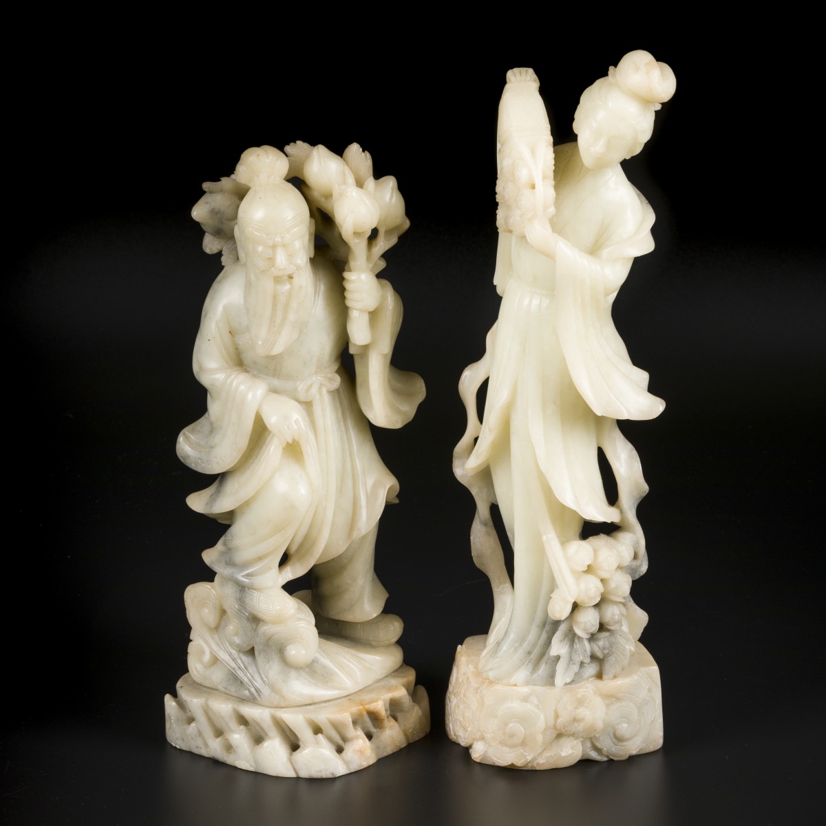 Een lot van (2) spekstenen figuren van een wijsgeer en een guan-yin. China, 20e eeuw.