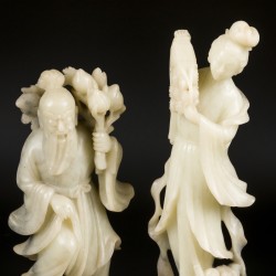 Een lot van (2) spekstenen figuren van een wijsgeer en een guan-yin. China, 20e eeuw.