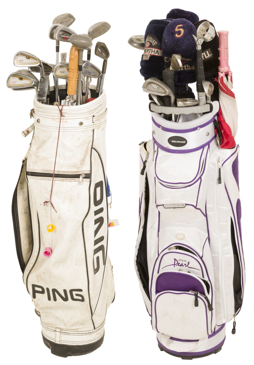 Een lot bestaande uit (2) uitgebreide golfsets met tassen.