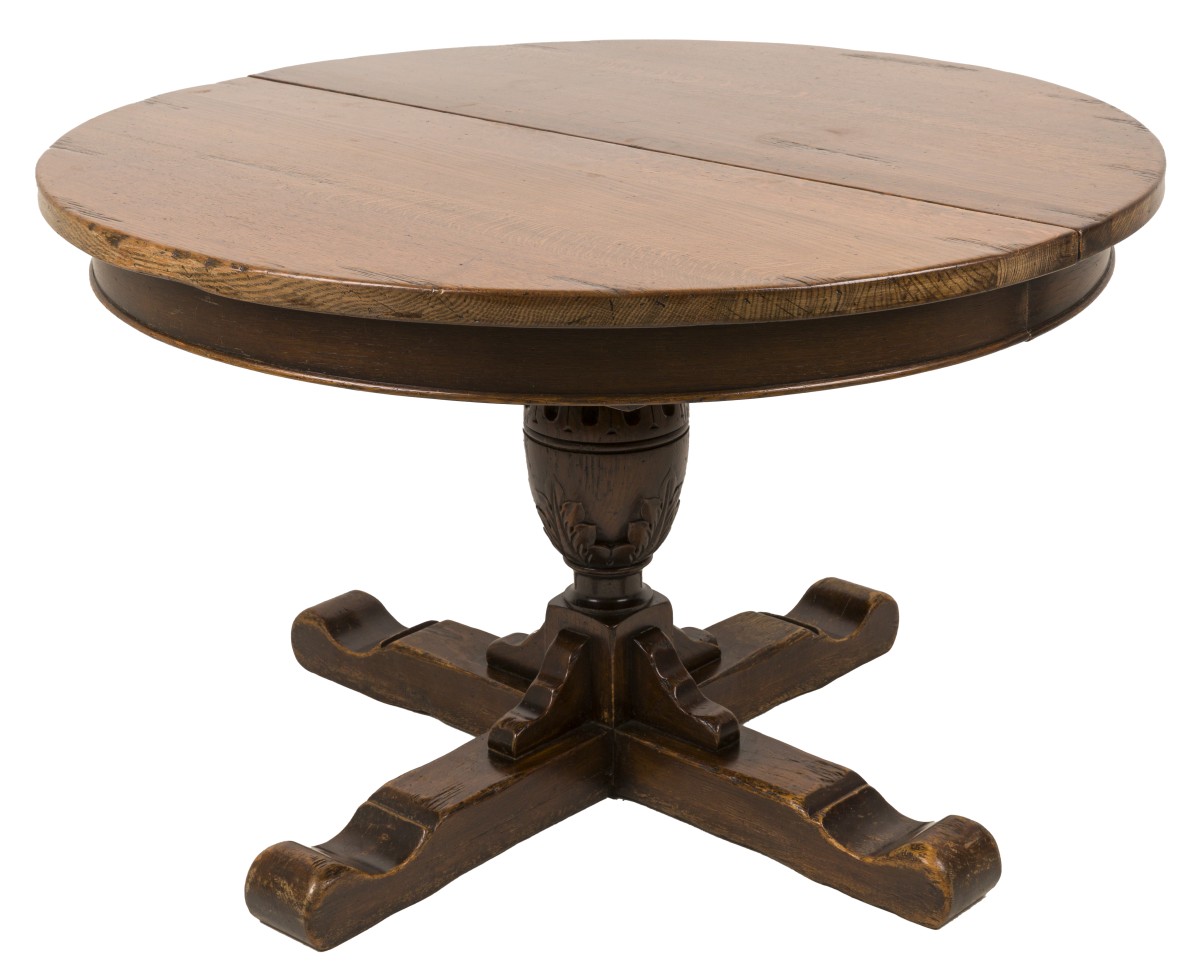Een ronde houten tafel, 20e eeuw.