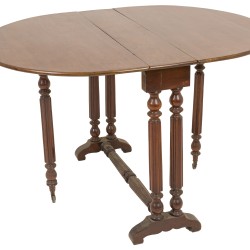 Een mahoniehouten hangoortafel, 20e eeuw.