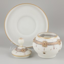 Een opaline glazen punch kom met deksel en onderschotel, 1e helft 20e eeuw.