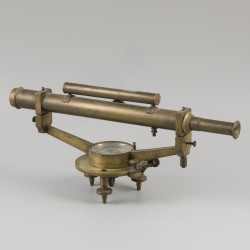 Een messing landmeetkundig instrument, theodoliet / nivelleerinstrument, Duitsland(?), ca. 1900.