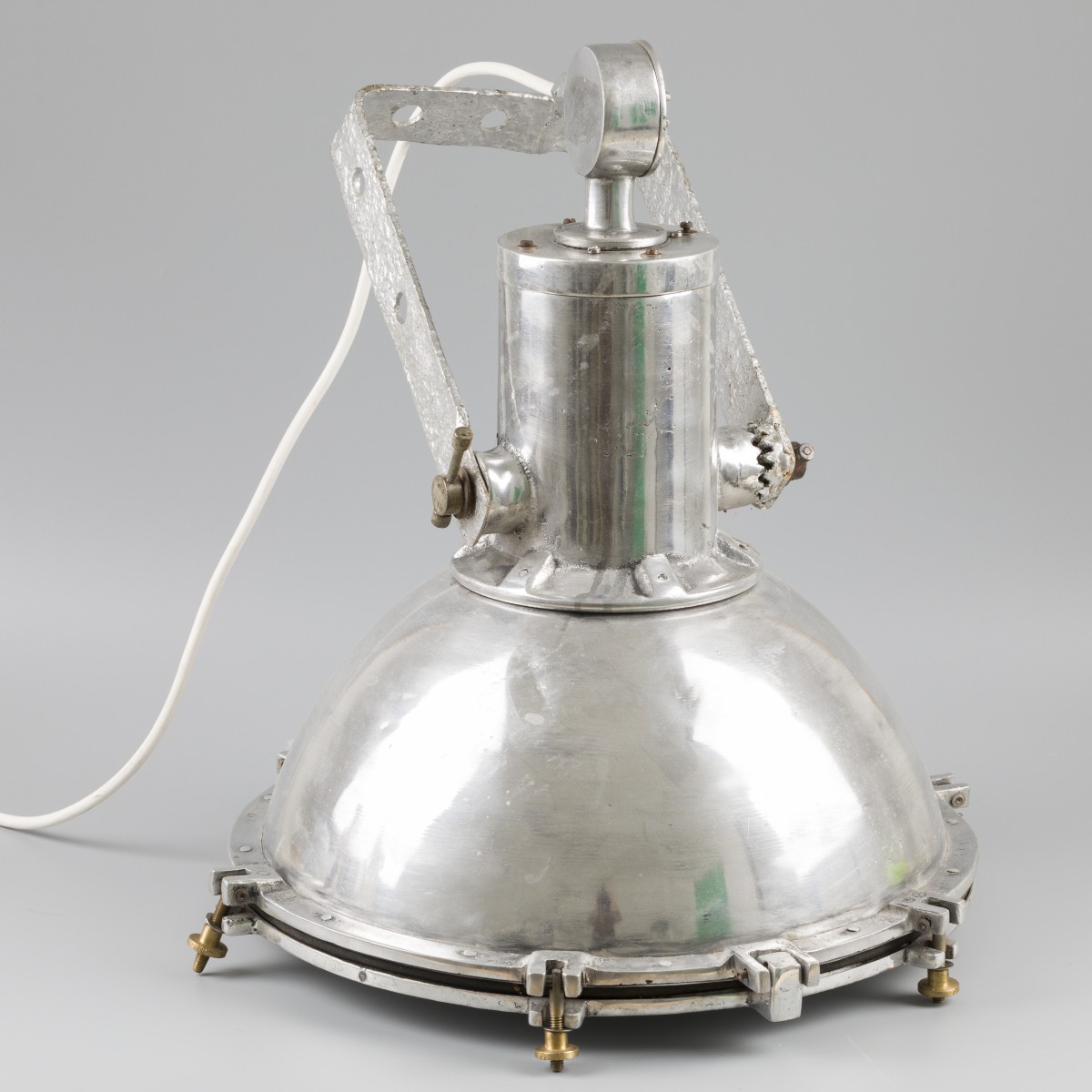 Een verchroomde industriële hanglamp, 20e eeuw.