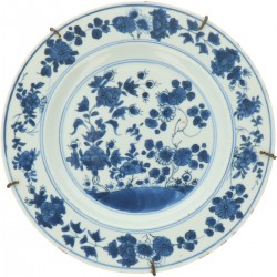 Een lot van (2) porseleinen borden met floraal decor. China, 18e eeuw.