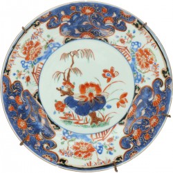 Een lot van (2) porseleinen borden met floraal decor. China, 18e eeuw.