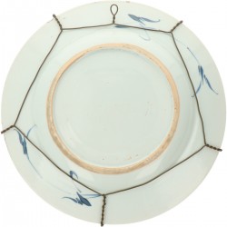 Een lot van (2) porseleinen borden met floraal decor. China, 18e eeuw.