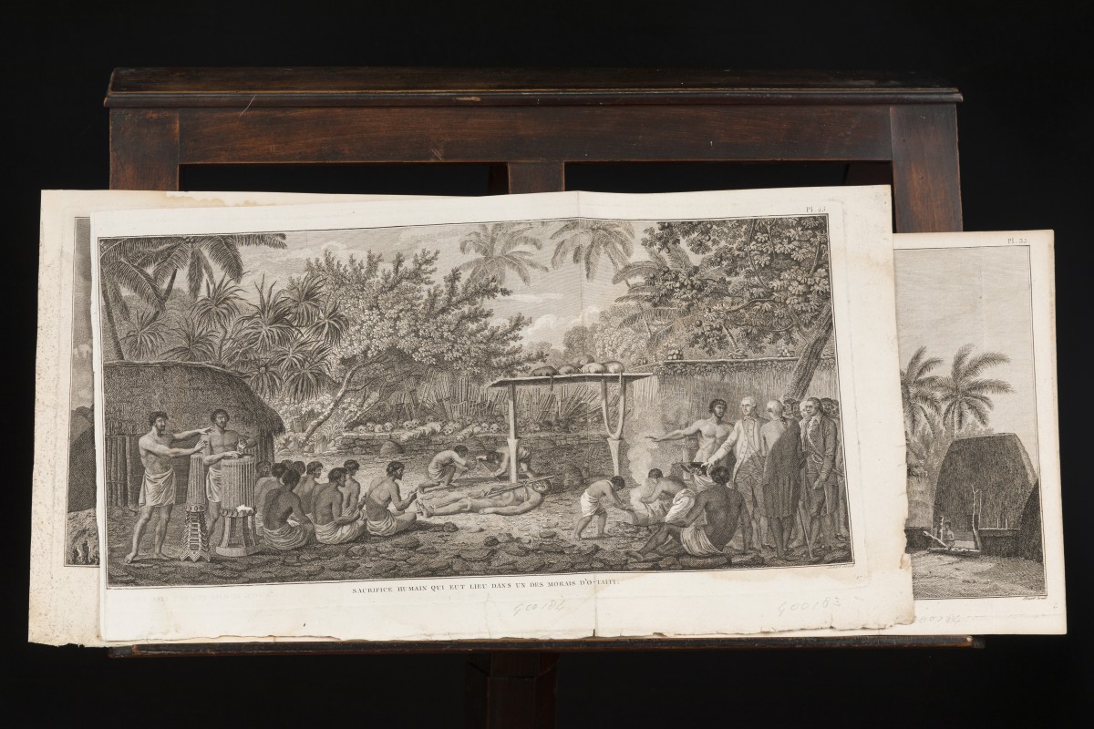 Een lot bestaande uit (3) gravures waaronder voorstelling van een mensenoffer (Tahiti), 18e eeuw.