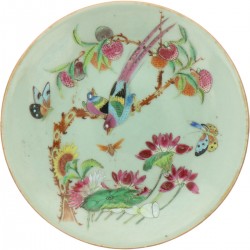 Een set van (2) celadon borden met Canton decor. China, 19e eeuw.