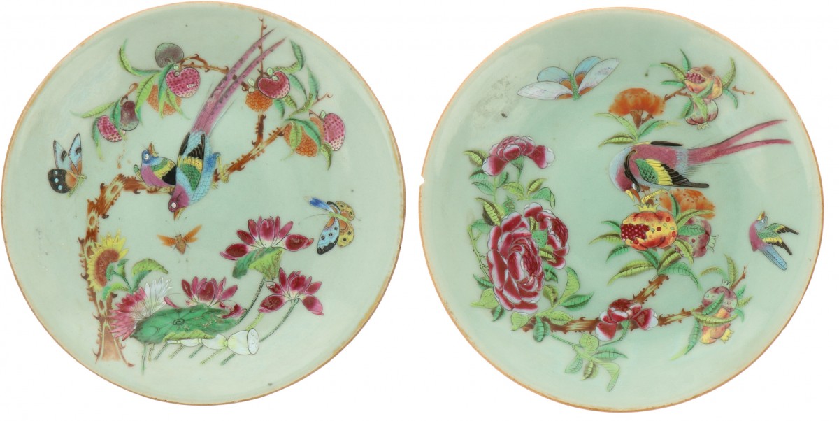 Een set van (2) celadon borden met Canton decor. China, 19e eeuw.