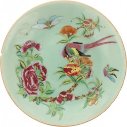 Een set van (2) celadon borden met Canton decor. China, 19e eeuw.
