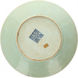 Een set van (2) celadon borden met Canton decor. China, 19e eeuw.