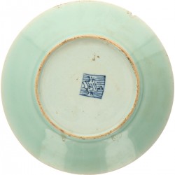 Een set van (2) celadon borden met Canton decor. China, 19e eeuw.
