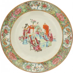 Een set van (2) porseleinen borden met Canton decor. China, 19e eeuw.