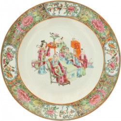 Een set van (2) porseleinen borden met Canton decor. China, 19e eeuw.