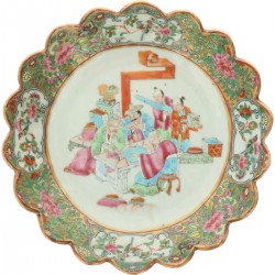 Een set van (2) porseleinen borden met Canton decor. China, 19e eeuw.