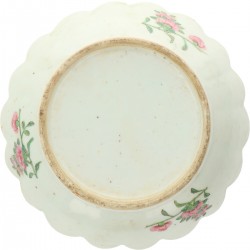 Een set van (2) porseleinen borden met Canton decor. China, 19e eeuw.