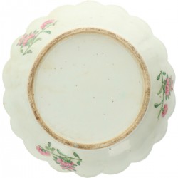 Een set van (2) porseleinen borden met Canton decor. China, 19e eeuw.