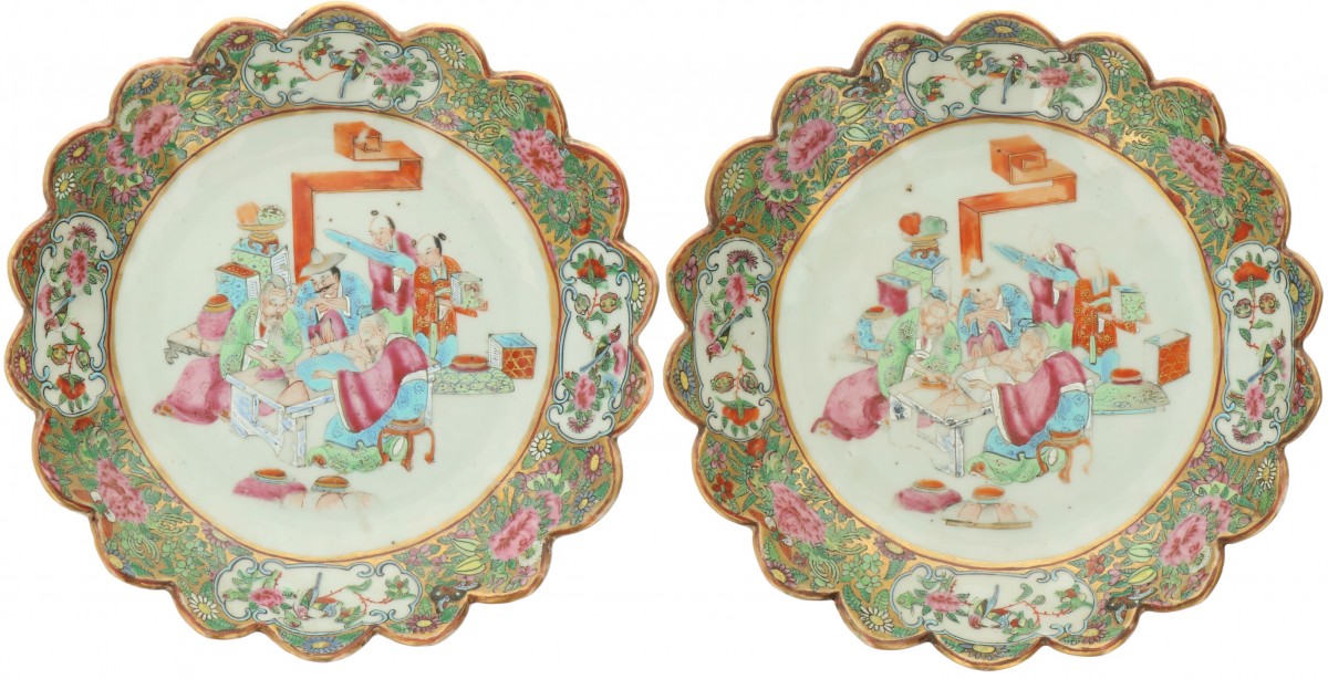 Een set van (2) porseleinen borden met Canton decor. China, 19e eeuw.