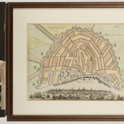 Een antieke kaart van Amsterdam, handgekleurd. Geannoteerd "M.V. Samern F. (fectit) (rechtsonder).