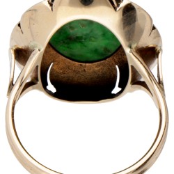 14 kt. Geelgouden vintage ring bezet met gesneden nefriet jade.