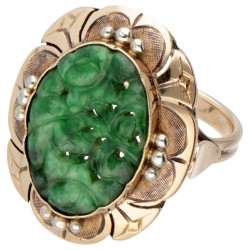 14 kt. Geelgouden vintage ring bezet met gesneden nefriet jade.