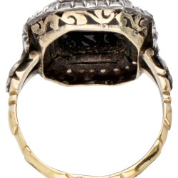 Antieke 14 kt. geelgouden/835 zilveren ring met camee achter glas en diamant.