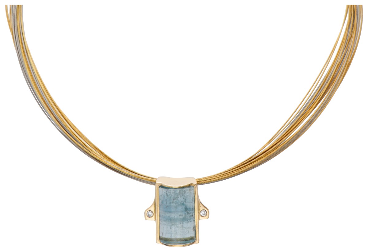 Stalen collier met 18 kt. geelgouden sluiting en hanger bezet met ca. 8.90 ct. natuurlijke aquamarijn en diamant.