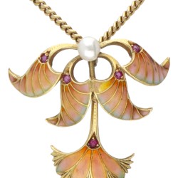 14 kt. Geelgouden collier en geëmailleerde art nouveau hanger bezet met robijn en parel.