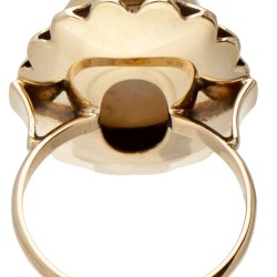 14 kt. Geelgouden vintage ring bezet met ca. 10.21 ct. witte edelopaal.