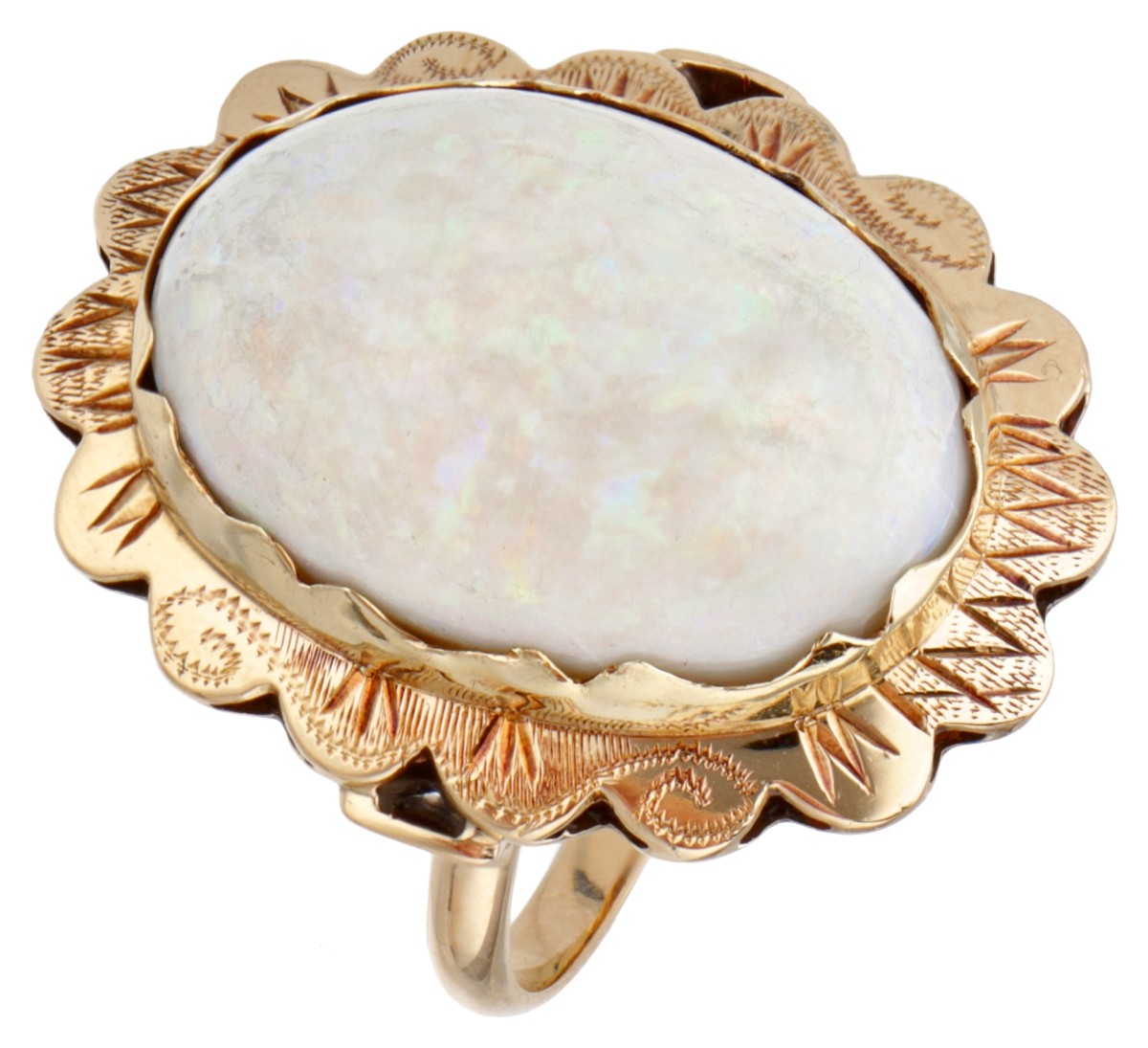 14 kt. Geelgouden vintage ring bezet met ca. 10.21 ct. witte edelopaal.