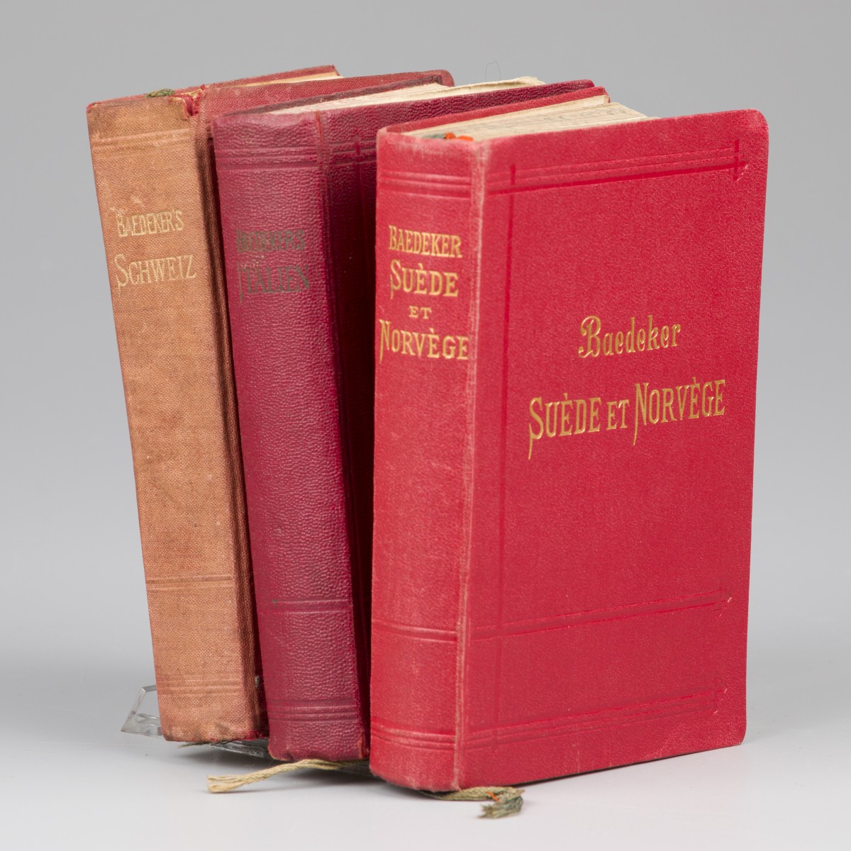 Drie reisgidsen door Baedeker voor diverse regio's: Italien, Suède et Norvège, Schweiz.