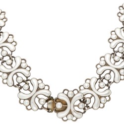 Sterling zilveren wit-geëmailleerd collier door Noorse designer Arne Nordlie.