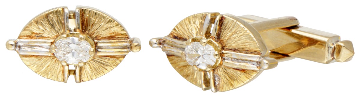 14 kt. Bicolor gouden manchetknopen bezet met ca. 0.65 ct. diamant.