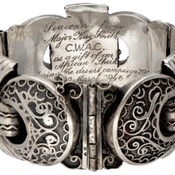 835 Zilveren bangle armband, souvenir uit de Tweede Wereldoorlog van Major Kay Smith C.W.A.C.