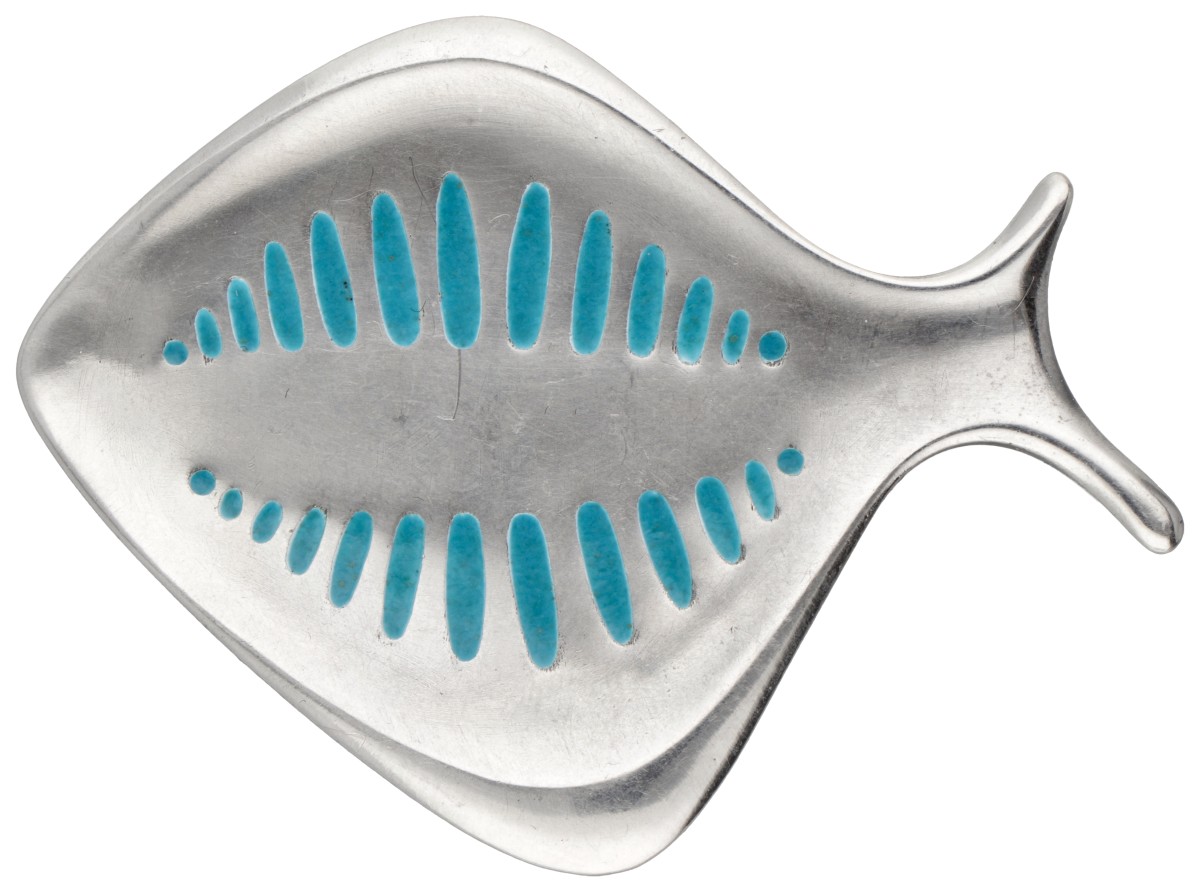 Sterling zilveren no.343 blauw geëmailleerde 'Fish' broche door Henning Koppel voor Georg Jensen.