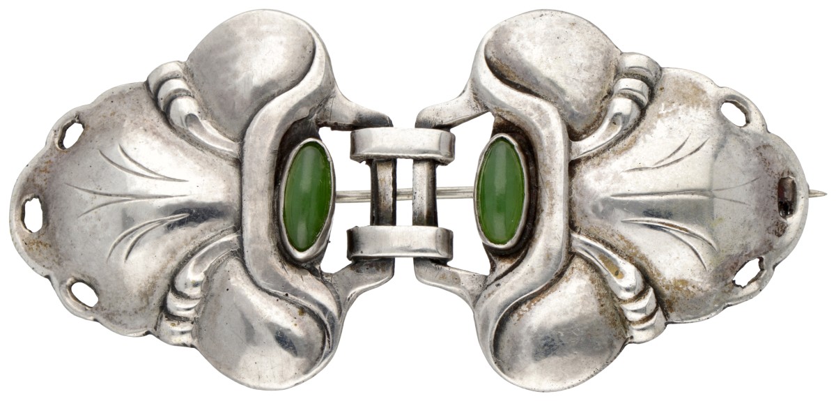 Vroege 826 zilveren no.4 art nouveau broche bezet met groene agaat door Deense designer Georg Jensen.