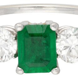 18 kt. Witgouden 3-steens ring bezet met ca. 0.90 ct. diamant en ca. 0.80 ct. smaragd met oorsprong Zambia.