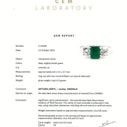 18 kt. Witgouden 3-steens ring bezet met ca. 0.90 ct. diamant en ca. 0.80 ct. smaragd met oorsprong Zambia.