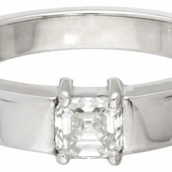 18 kt. Witgouden solitair ring bezet met ca. 0.50 ct. diamant.