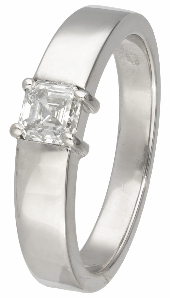 18 kt. Witgouden solitair ring bezet met ca. 0.50 ct. diamant.