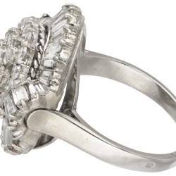 18 kt. Witgouden vintage cocktail ring bezet met ca. 3.10 ct. diamant.