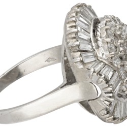 18 kt. Witgouden vintage cocktail ring bezet met ca. 3.10 ct. diamant.