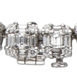 18 kt. Witgouden entourage collier bezet met ca. 30.05 ct. diamant.