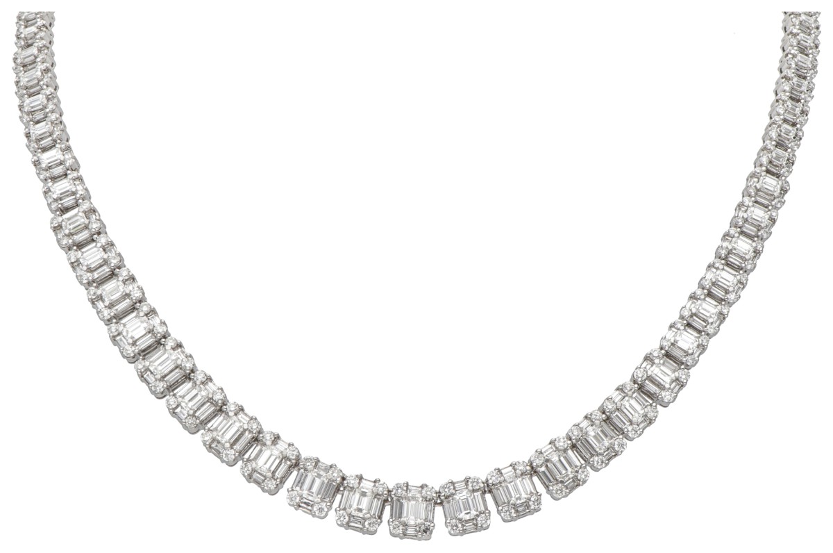 18 kt. Witgouden entourage collier bezet met ca. 30.05 ct. diamant.