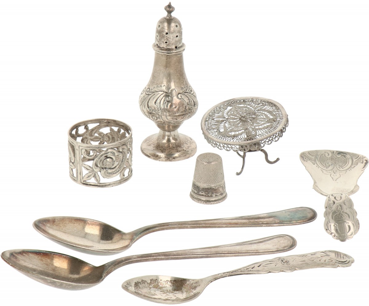 (8) Delig lot diverse zilver.